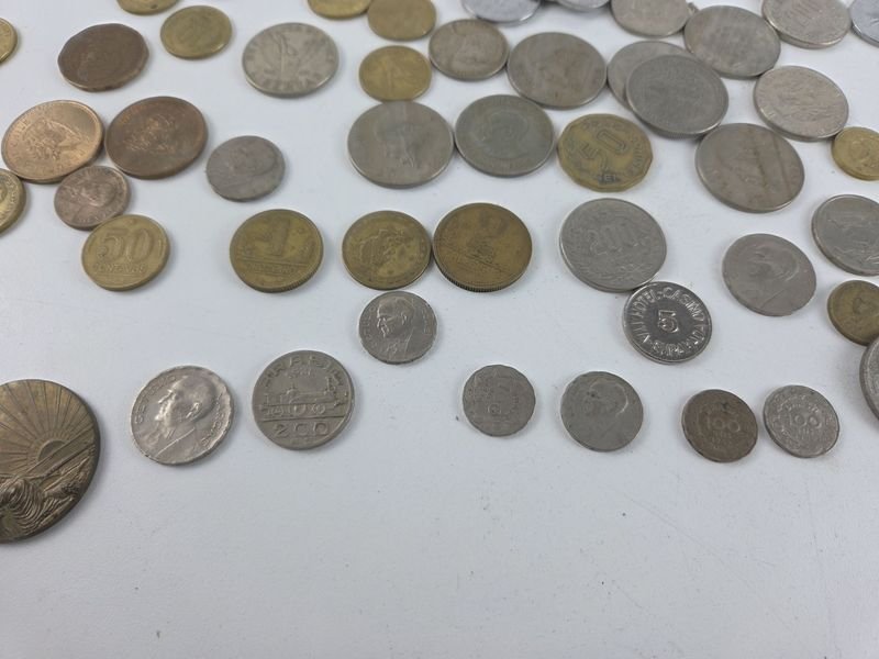 Gran lote de monedas, billetes y medalla conmemorando el centenario de la República Oriental del Uruguay - imagen 4