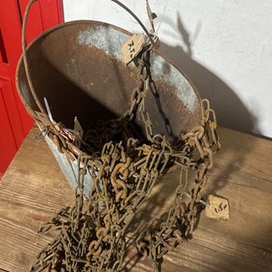 Lote anterior: Balde Metálico Oxidado con Cadenas