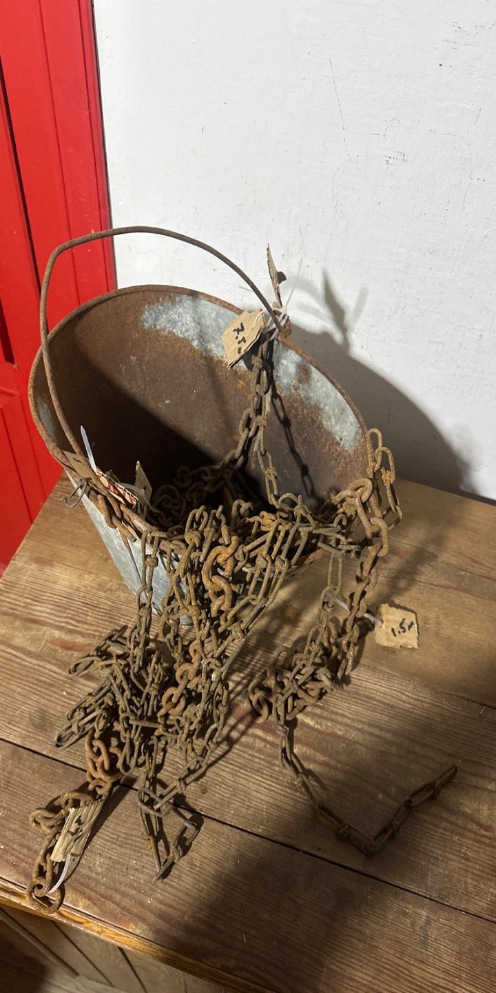 Balde Metálico Oxidado con Cadenas