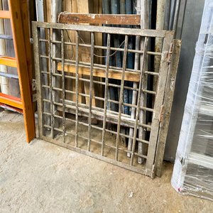 Lote siguiente: Portón de Nicho Metálico con Varillas de 16 mm