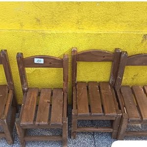 Lote siguiente: Juego de 4 Sillitas de Madera para Niños