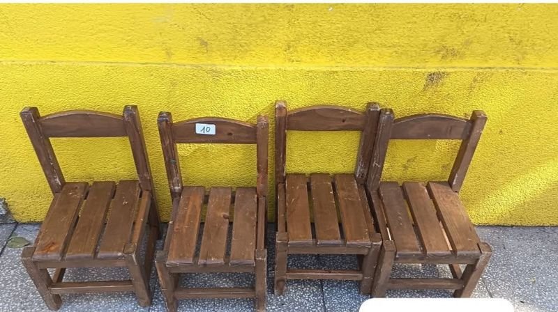 Juego de 4 Sillitas de Madera para Niños