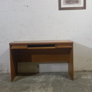 Lote siguiente: Escritorio de madera con bandeja para teclado y cajones laterales