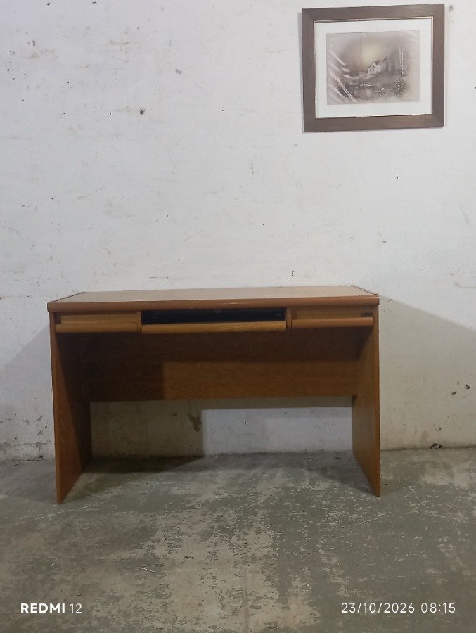 Escritorio de madera con bandeja para teclado y cajones laterales