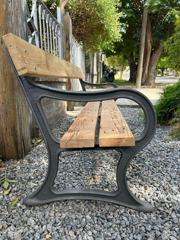Banco de madera con diseño antiguo y estructura metálica - imagen 2