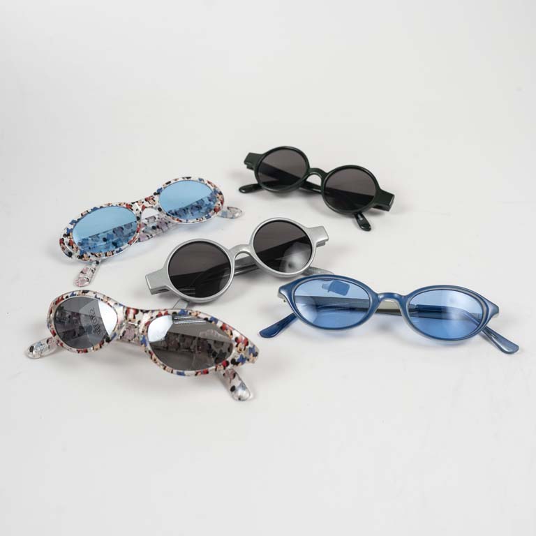 Lote siguiente: 5 Pares de Lentes de Sol para Niños con Detalles y Fundas