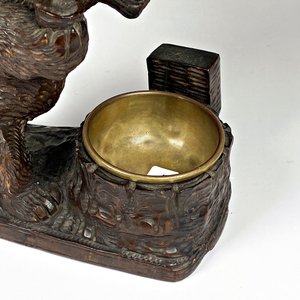 Tabaquera Antigua de Madera con Figura de Oso y Cenicero - imagen 3