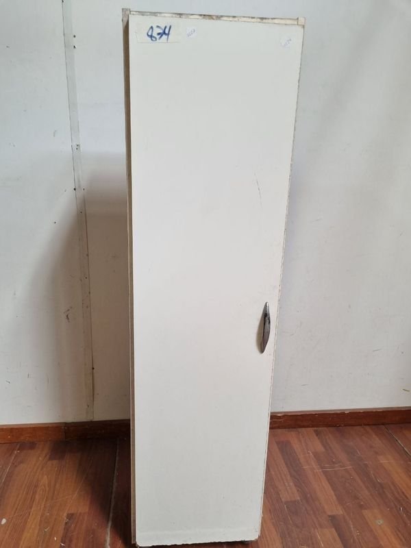Panel de placard multiuso para almacenamiento multimedia