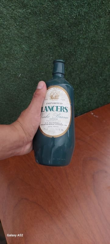 Botella de vino con etiqueta blanca y azul - imagen 3