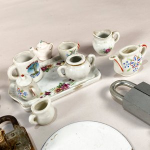 Lote de Candados Antiguos con Llave y Miniaturas de Porcelana - imagen 2