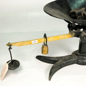 Balanza Antigua de Hierro con Pesas y Plato Negro - imagen 4