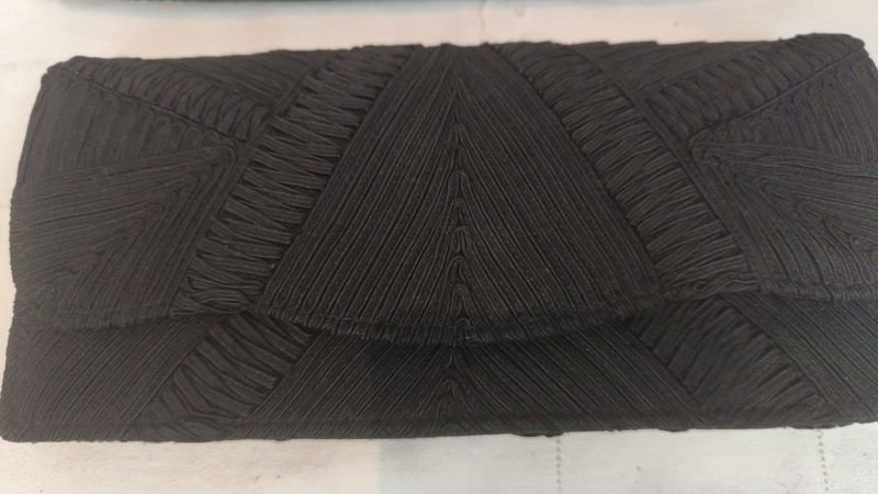 Bolsos de mano tipo clutch de tela negra - imagen 3