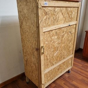 Mueble de Madera Clara con Puerta y Estantes, Tapa Rojiza - imagen 3