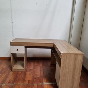 Lote siguiente: Escritorio Moderno en L con Cajón y Puertas - Diseño Funcional