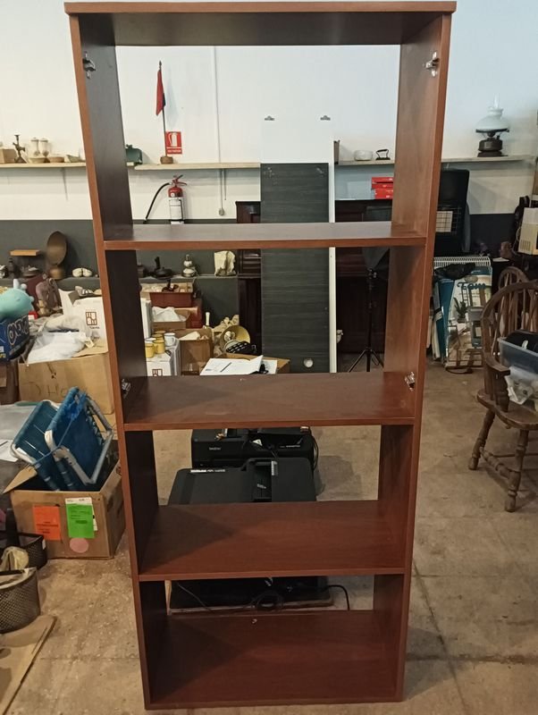Estantería de madera con detalles - imagen 2