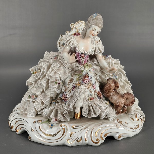 Figura de Porcelana Capodimonte: Dama con Perro y Detalles Florales - imagen 1