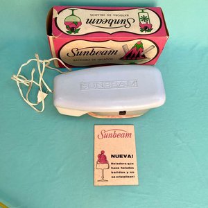 1950´´s . Batidora de helados con caja original y manual de uso. Marca sumbean. No la probamos. 29.5 cm x 13 cm x 8.5 cm. - imagen 1