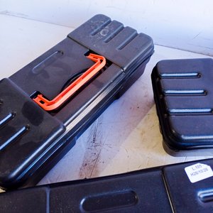 10 Cajas de Herramientas de Plástico Negro con Asa Naranja - imagen 3