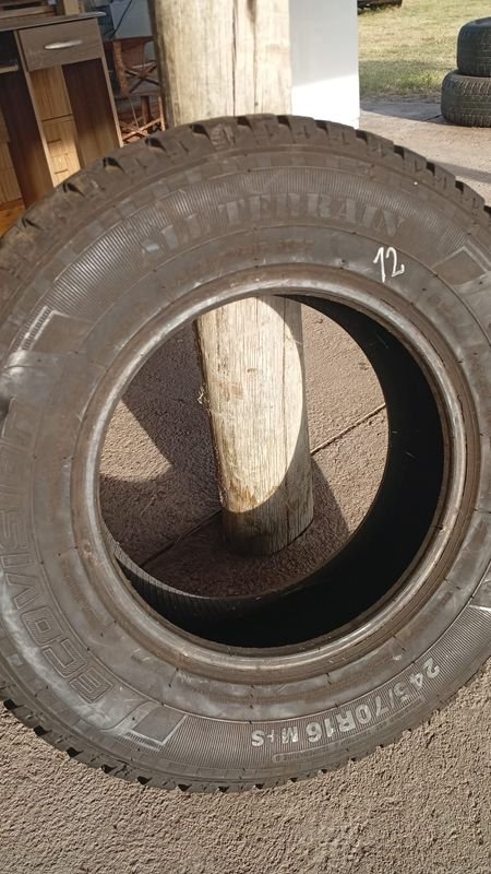 Llanta de 245/70 R 26, condición buena, para vehículos - imagen 2