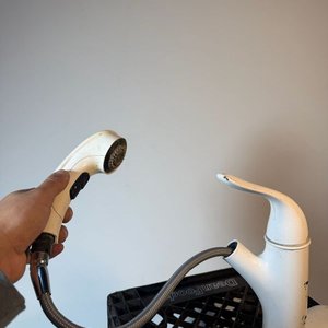Grifería Monocomando Moen Blanca con Teléfono y Colillas - imagen 2