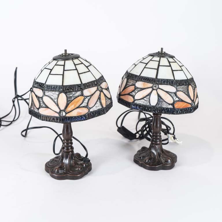 Lote siguiente: 2 Portatiles tipo vitraux de metal y pasta de vidrio (uno con pequeñísimos detalle, no se probó se vende a la vista) - Medidas: 29cm 