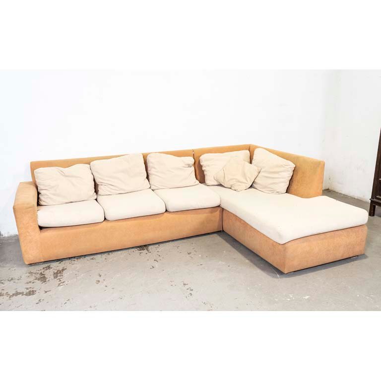Lote anterior: Sofá en L tapizado pana naranja, con almohadones tapizados beige