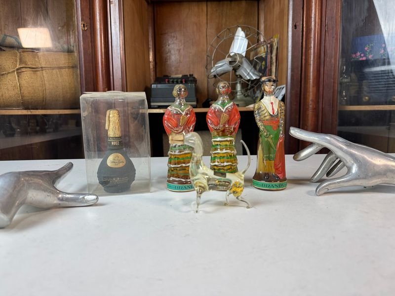 Lote anterior: Colección de botellas pequeñas y únicas
