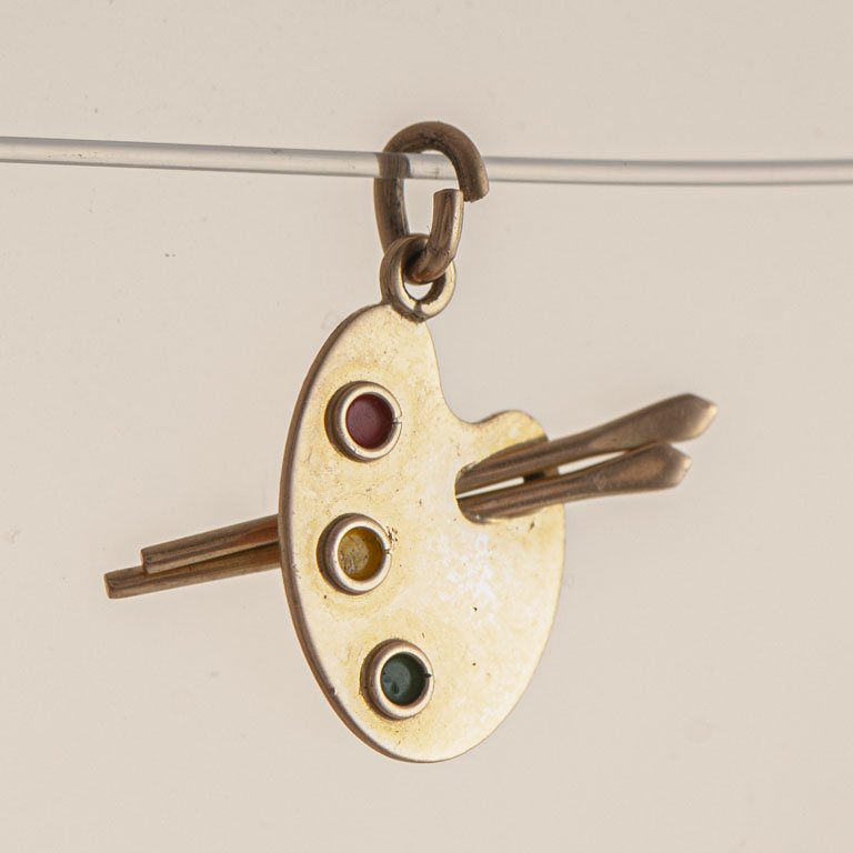 Dije de oro con paleta de pintor