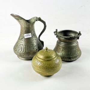 Tres piezas en metal y bronce labradas alhajero de 10 cm, jarra de 17 cm y 10 cm - imagen 1