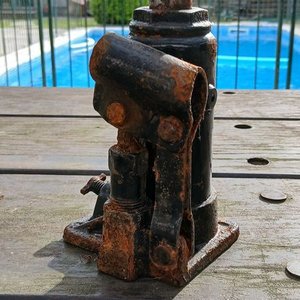 Gato Hidráulico de Botella 2 Toneladas con Llave Cruz Universal - imagen 3