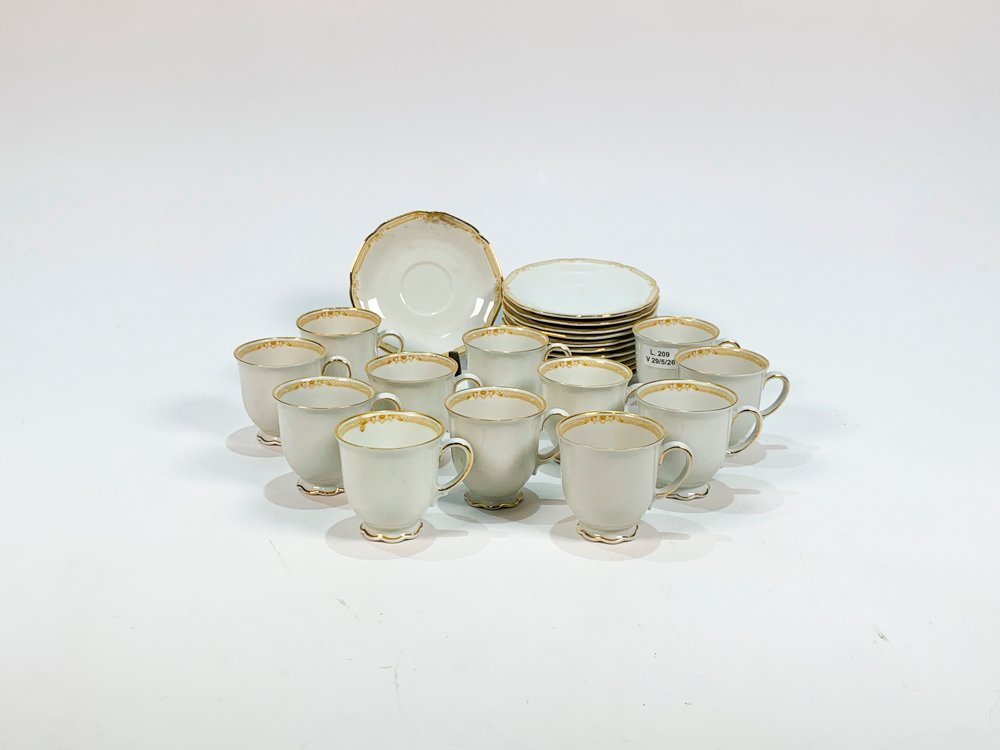 Doce Pocillos de Porcelana Bavaria con Platillos y Guarda Dorada