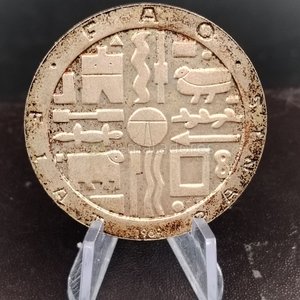 Lote siguiente: Medalla Antigua con Símbolos y Figuras