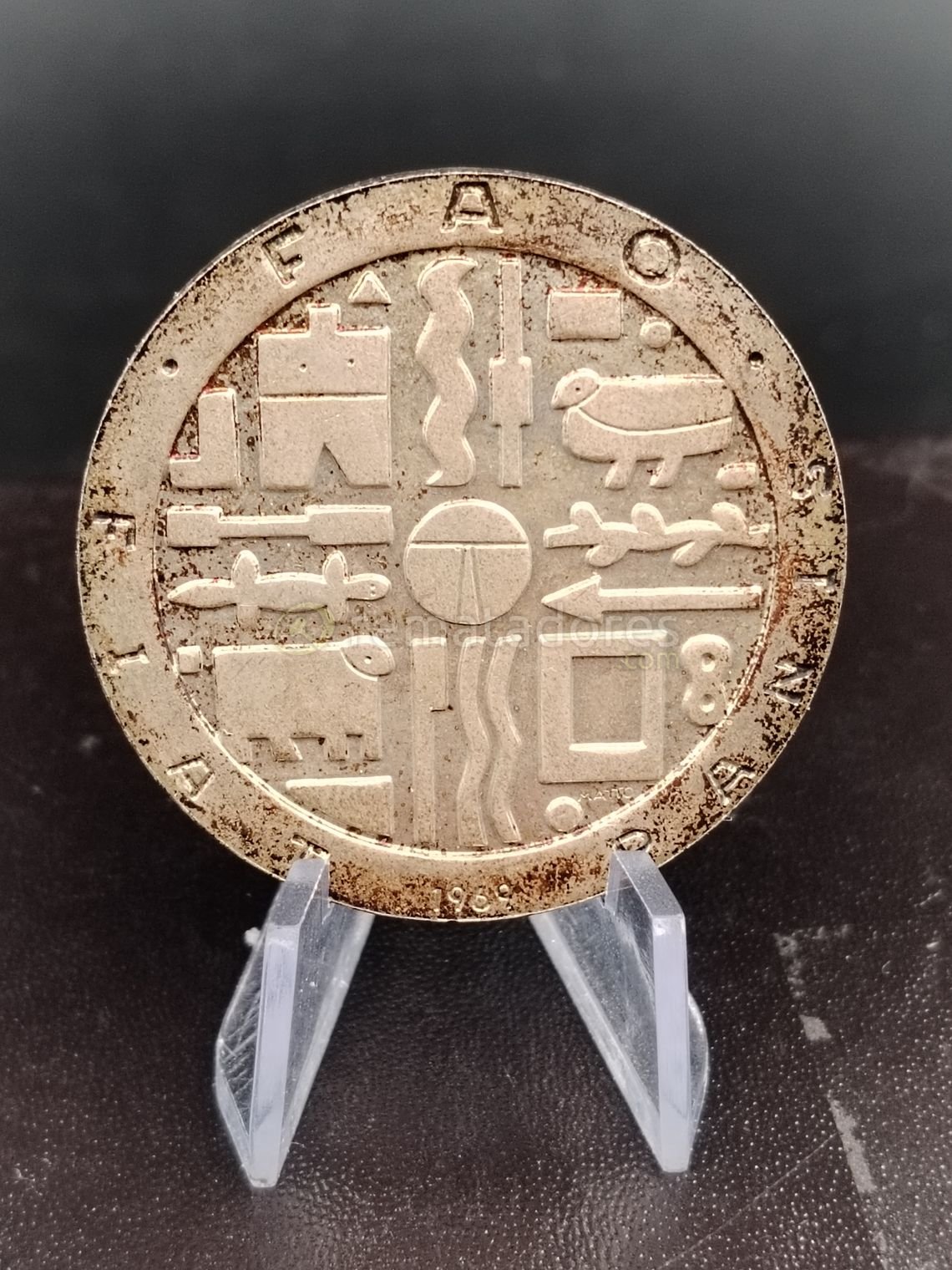 Medalla Antigua con Símbolos y Figuras