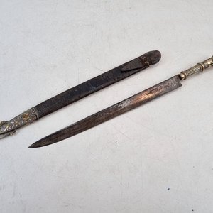 Lote anterior: Facon Criollo Antiguo J.M. Mailhos "Cazador" con Vaina de Cuero y Plata