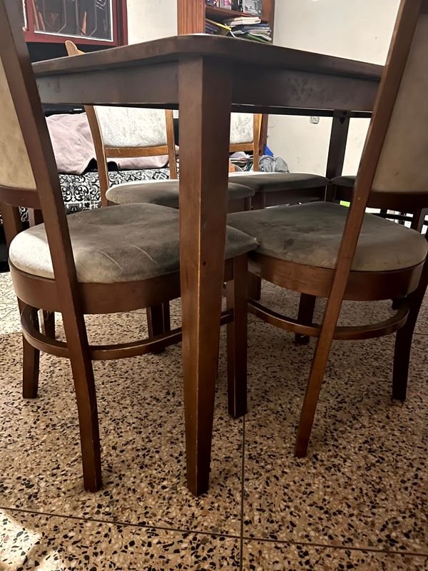 Juego de Comedor Mesa Rectangular de Madera en Tono Roble Oscuro Seis Sillas Respaldo de Madera Asiento Tapizado - imagen 9