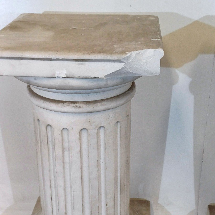 Par de pedestales en yeso con fisonomía de columna romana - imagen 4