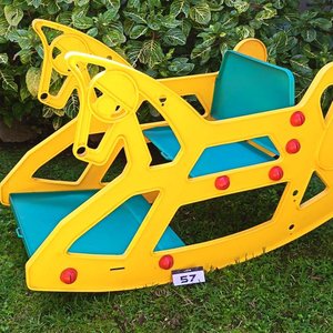 Balancín infantil con figura de caballo, asiento y apoyos - imagen 1