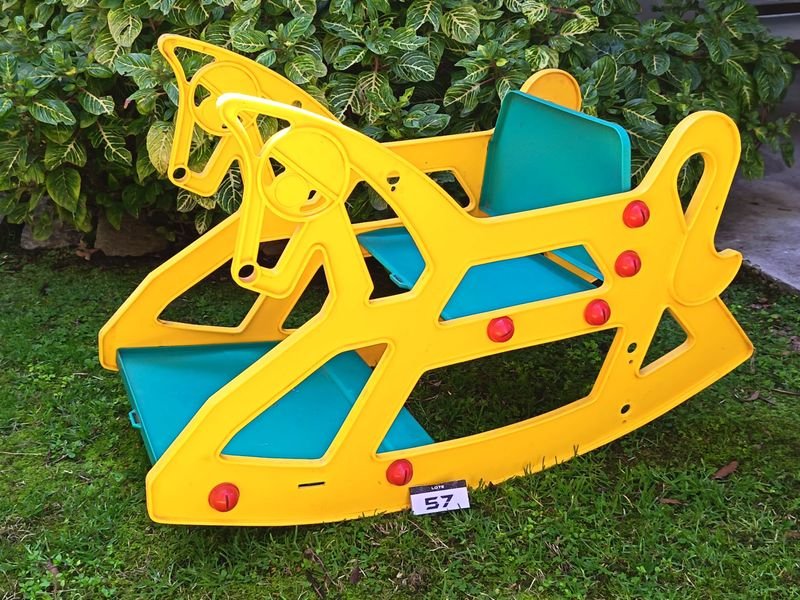 Balancín infantil con figura de caballo, asiento y apoyos