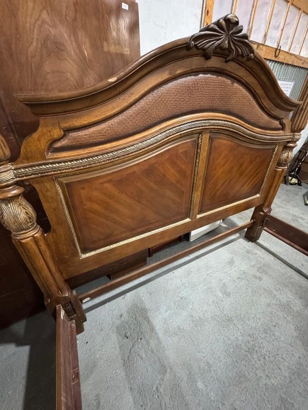 Cama King Size de Kevin Charles Furniture con Dóvel y Estilo Clásico - imagen 5