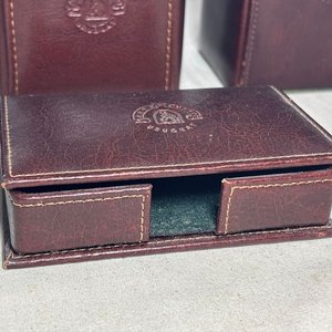 Set de Escritorio de Cuero Bordó con Grabados - imagen 8