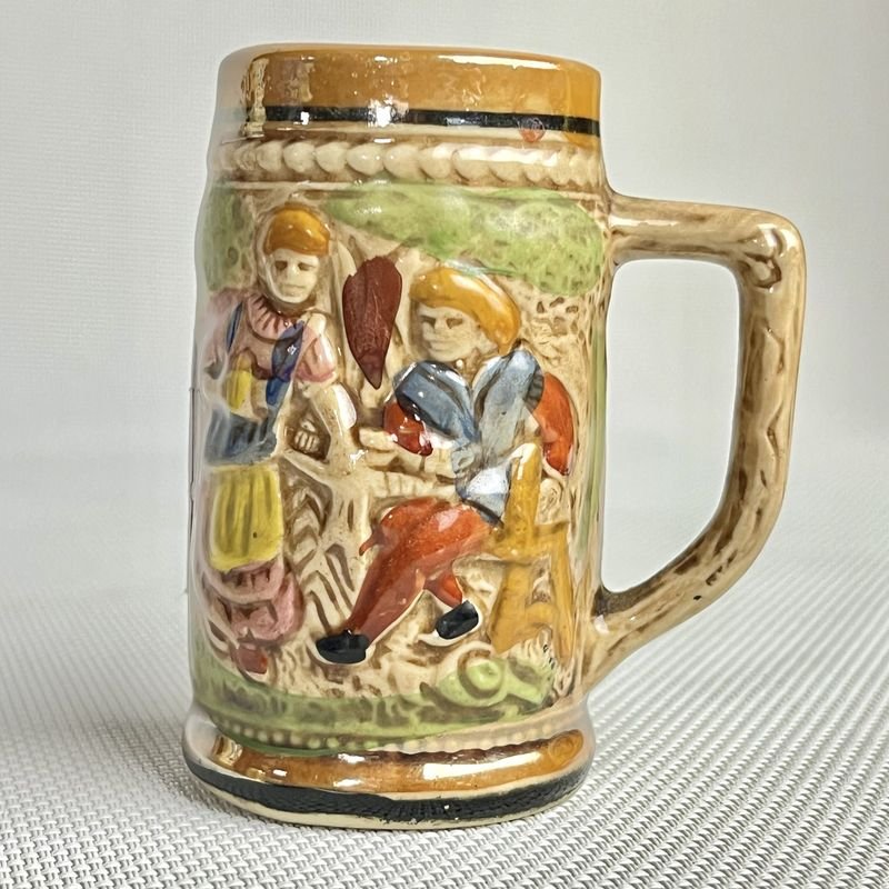Dos tazas de porcelana pintadas a mano con motivo de personajes - imagen 2