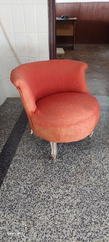 Silla tapizada rojiza de excelente calidad - imagen 2