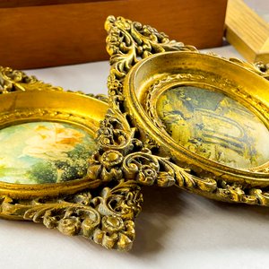 Seis Piezas Decorativas: Soporte de Madera y Cuadros Laminados - imagen 3