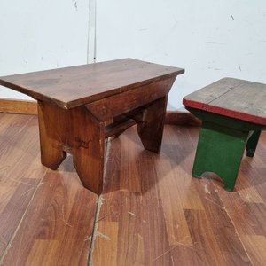 L 506 - 2 Piezas - Par de banquetas en madera con acabado rustico y detalles de pintura en las patas (Medidas 64x28x34cm) - imagen 3