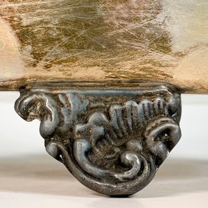 Hielera Vintage de Metal con Diseño de Uvas y Patitas - imagen 2
