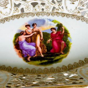 Seis Piezas de Porcelana Alemana con Decoración de Damas y Borde Calado - imagen 5