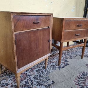 Par de Mesas de Noche Retro Enchapadas en Madera con Cajones y Puerta - imagen 4