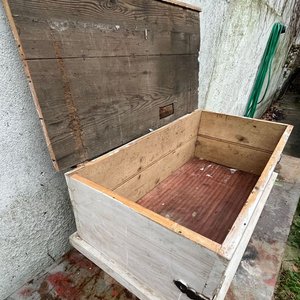 Baúl Antiguo de Madera Rústica con Herrajes Metálicos - imagen 2