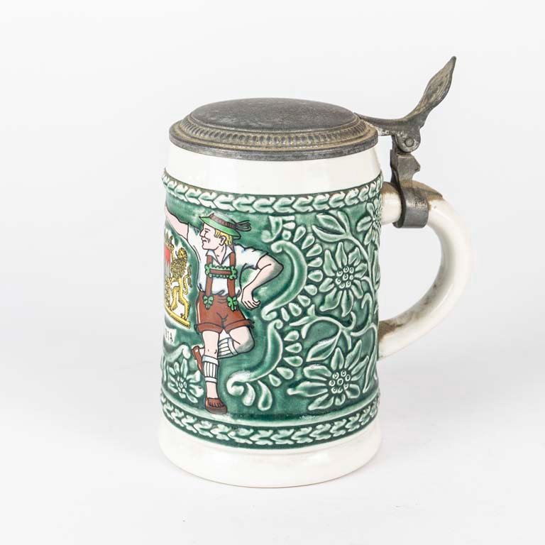 Jarra de cerveza alemana con escena en relieve y tapa de porcelana - imagen 2