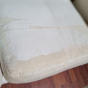 Sofá de 2 cuerpos en tono crema con tapizado dañado - imagen 4
